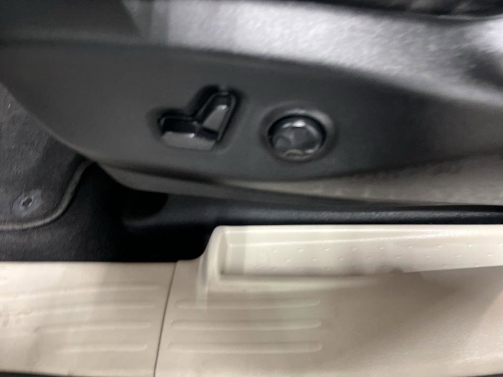 Used 2023 Chrysler Pacifica Touring-L FWD image 20