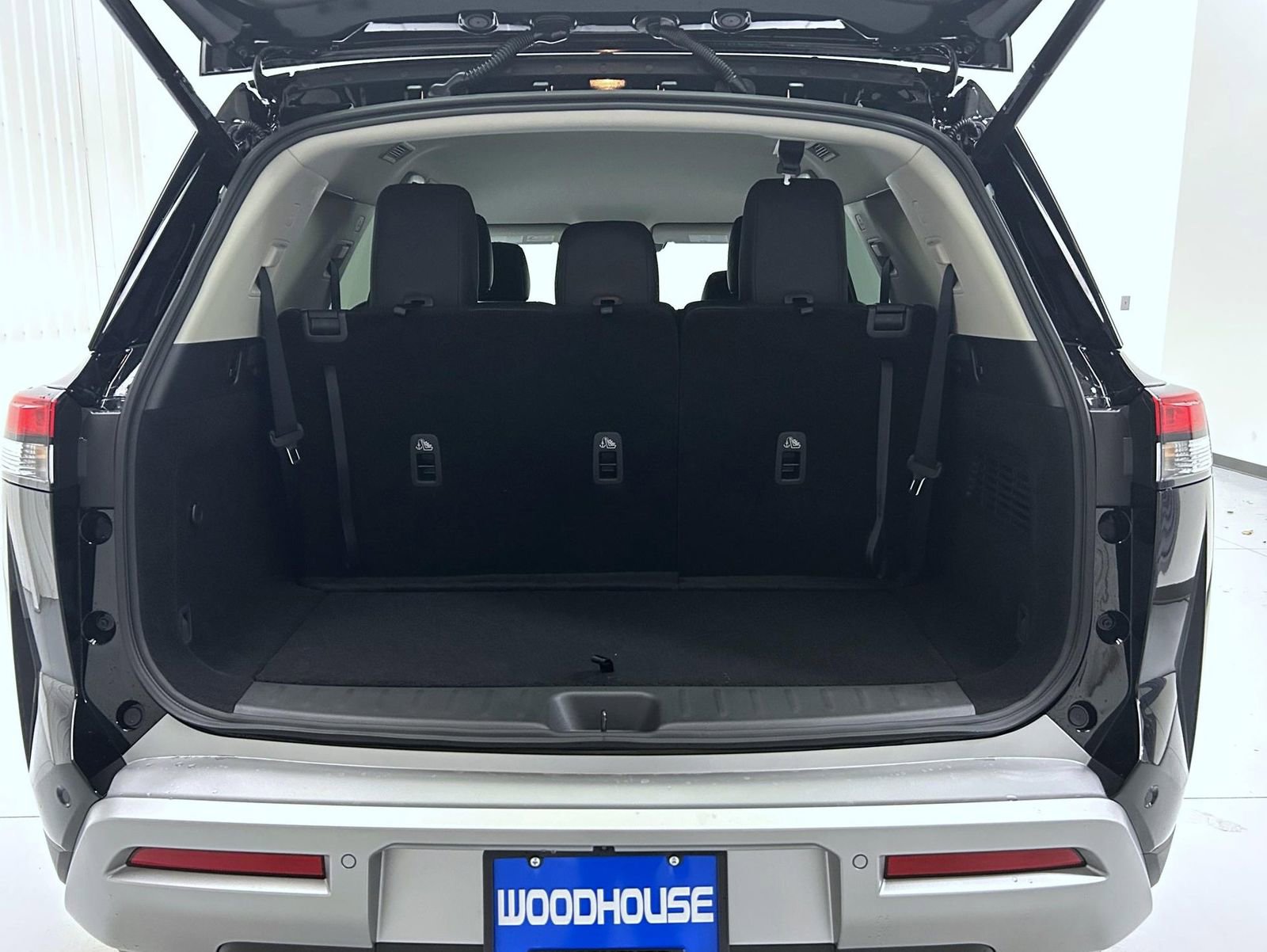 New 2025 Nissan Pathfinder SL w/ Black Appearance Package image 9