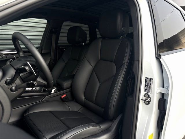 Certified 2026 Porsche Macan Turbo AWD/4WD image 5