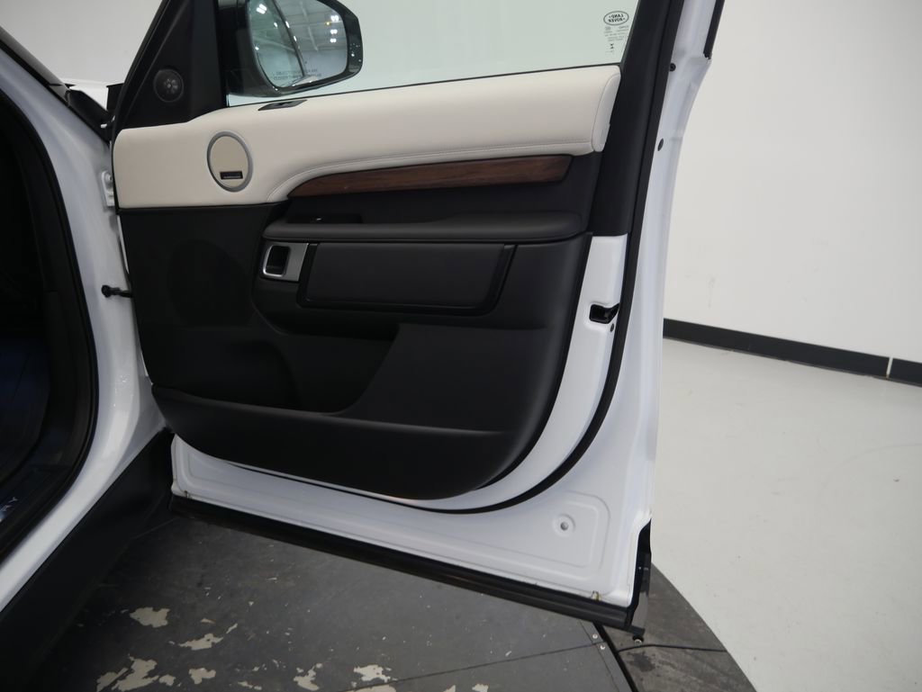 Used 2025 Land Rover Discovery Dynamic SE image 26