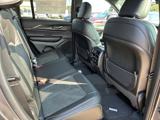 New 2025 Jeep Grand Cherokee Altitude image 21