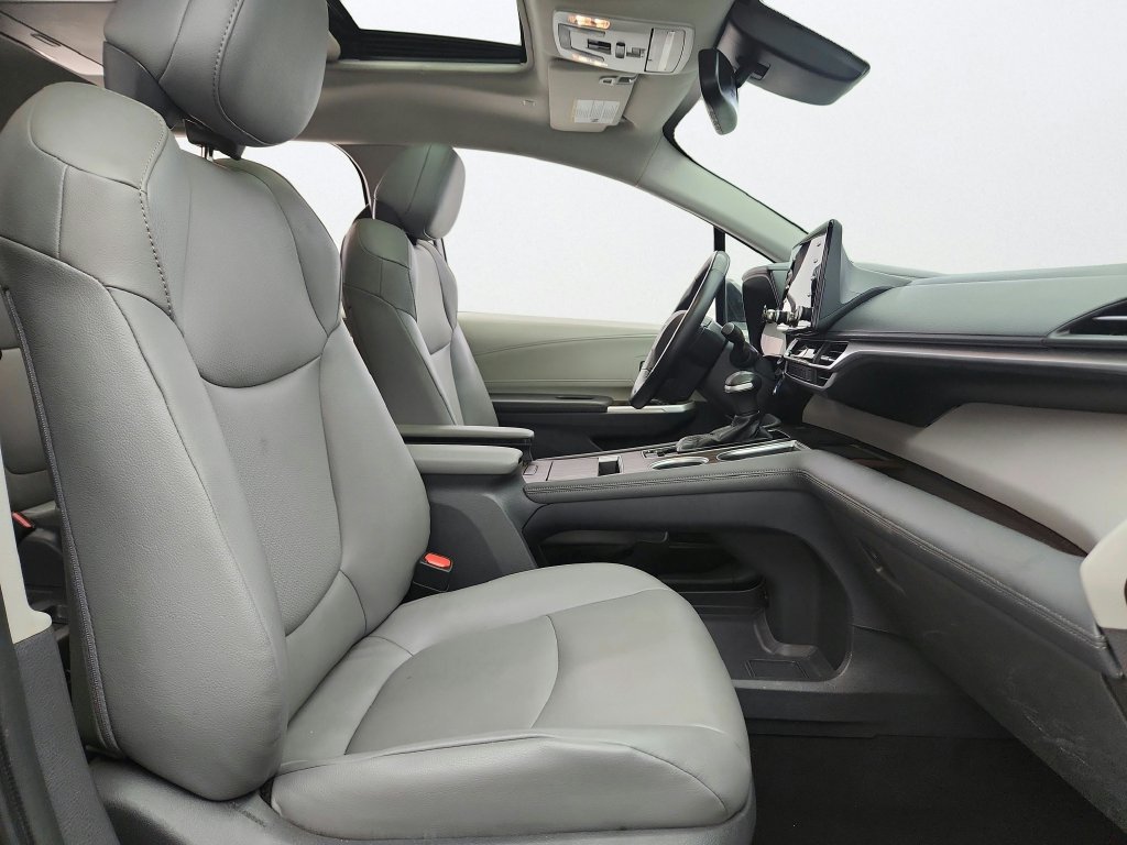 Used 2021 Toyota Sienna XLE w/ XLE Plus Package FWD image 33