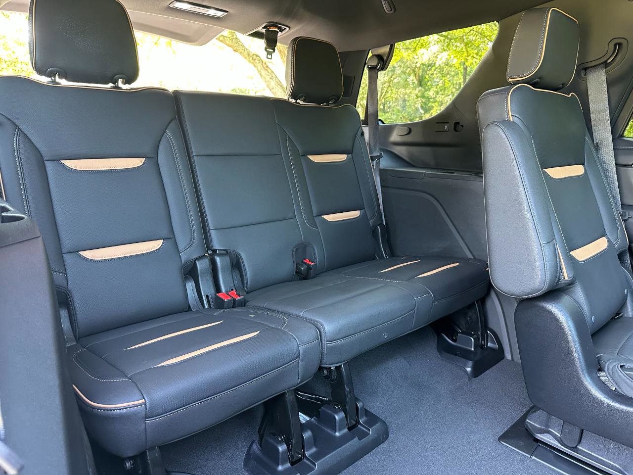 Used 2024 GMC Yukon AT4 w/ Technology Package AWD/4WD image 34