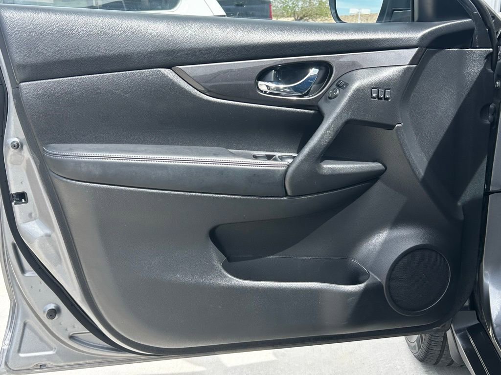 Used 2019 Nissan Rogue SV w/ Premium Package image 11