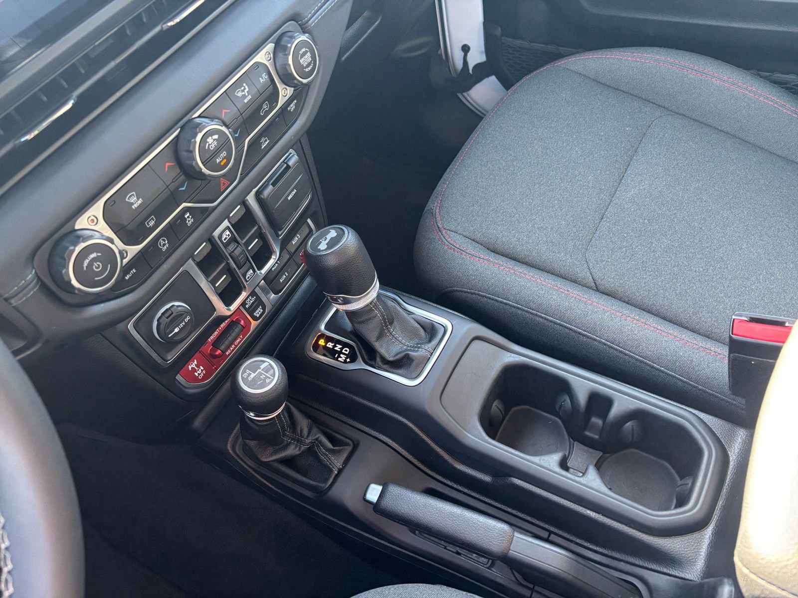 Used 2025 Jeep Wrangler Unlimited Rubicon image 40