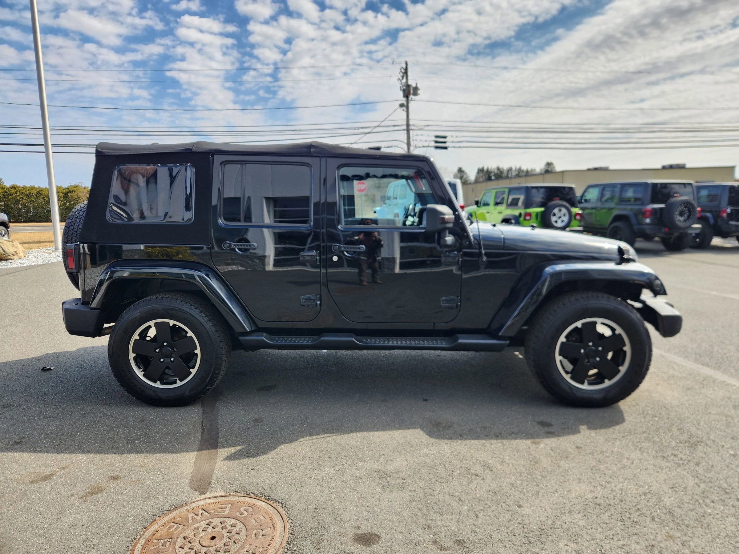 Used 2012 Jeep Wrangler Unlimited Sahara image 14