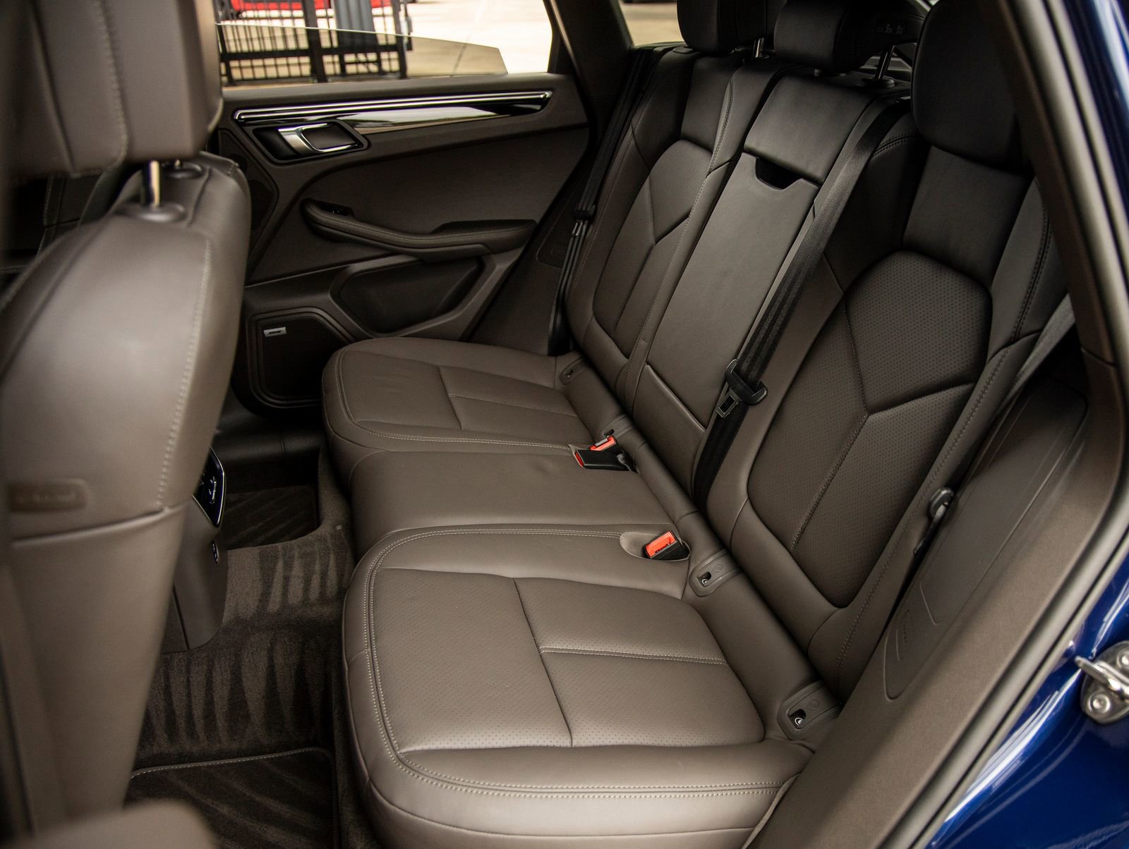 Certified 2025 Porsche Macan image 40