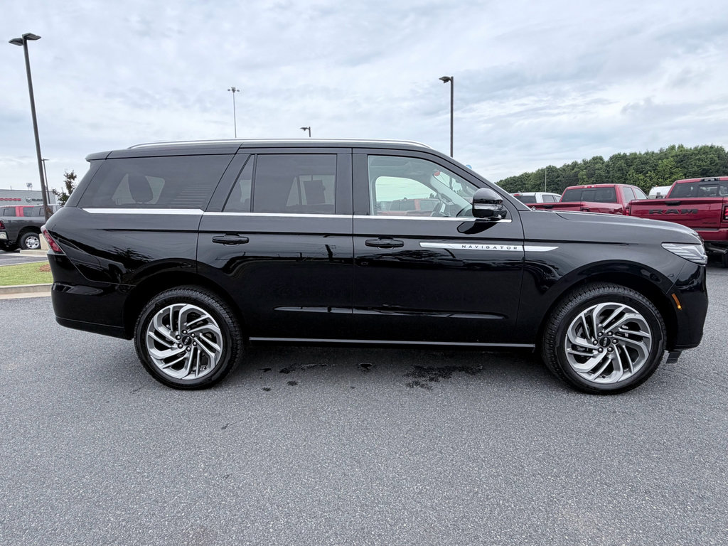 Used 2026 Lincoln Navigator Reserve AWD/4WD image 4