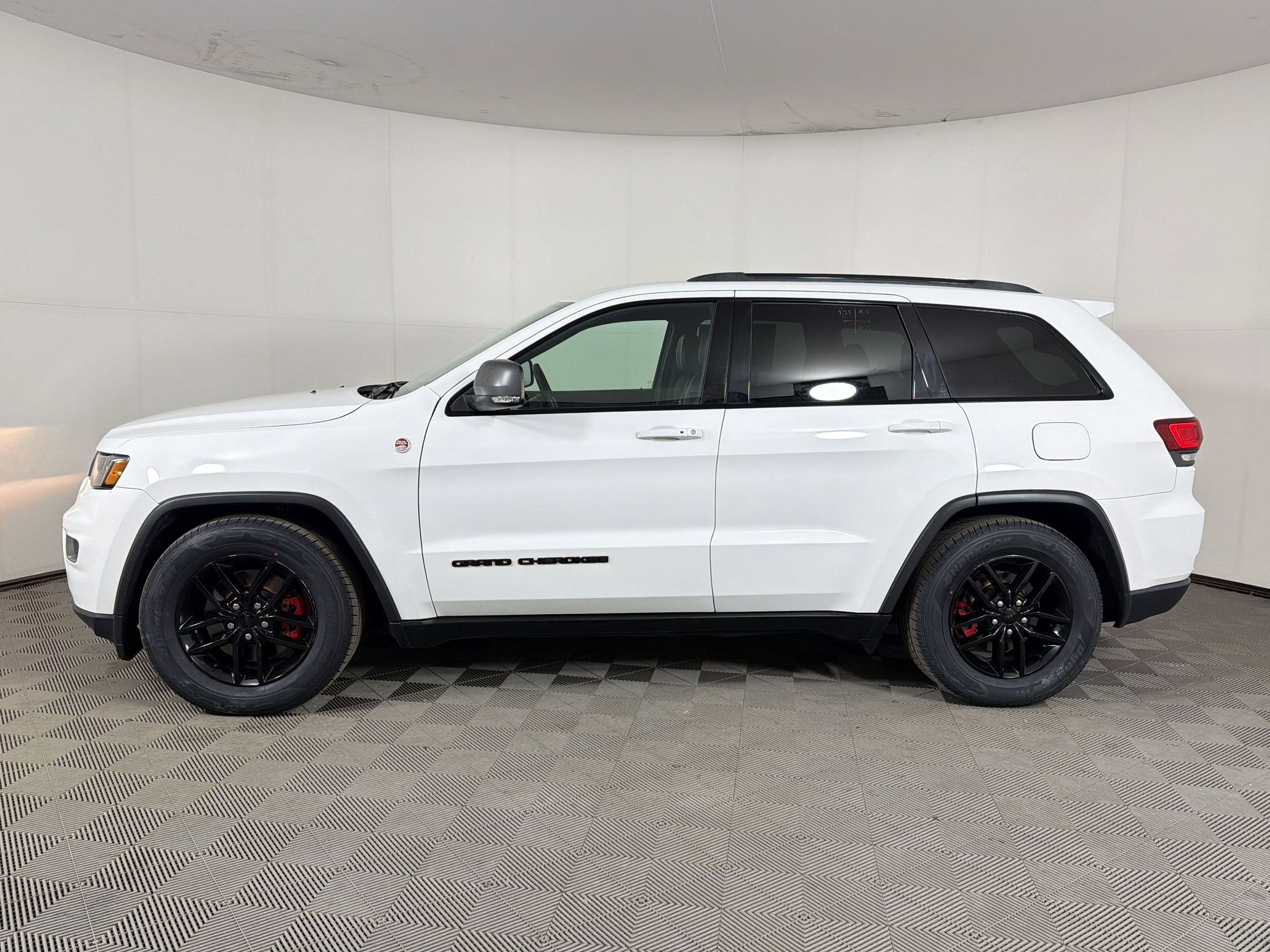 Used 2019 Jeep Grand Cherokee Trailhawk AWD/4WD image 2