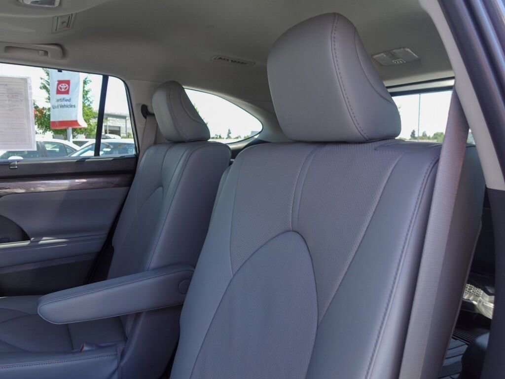 Used 2023 Toyota Highlander Limited image 11