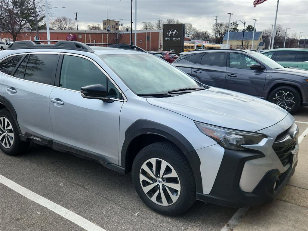 Used 2023 Subaru Outback Premium image 2