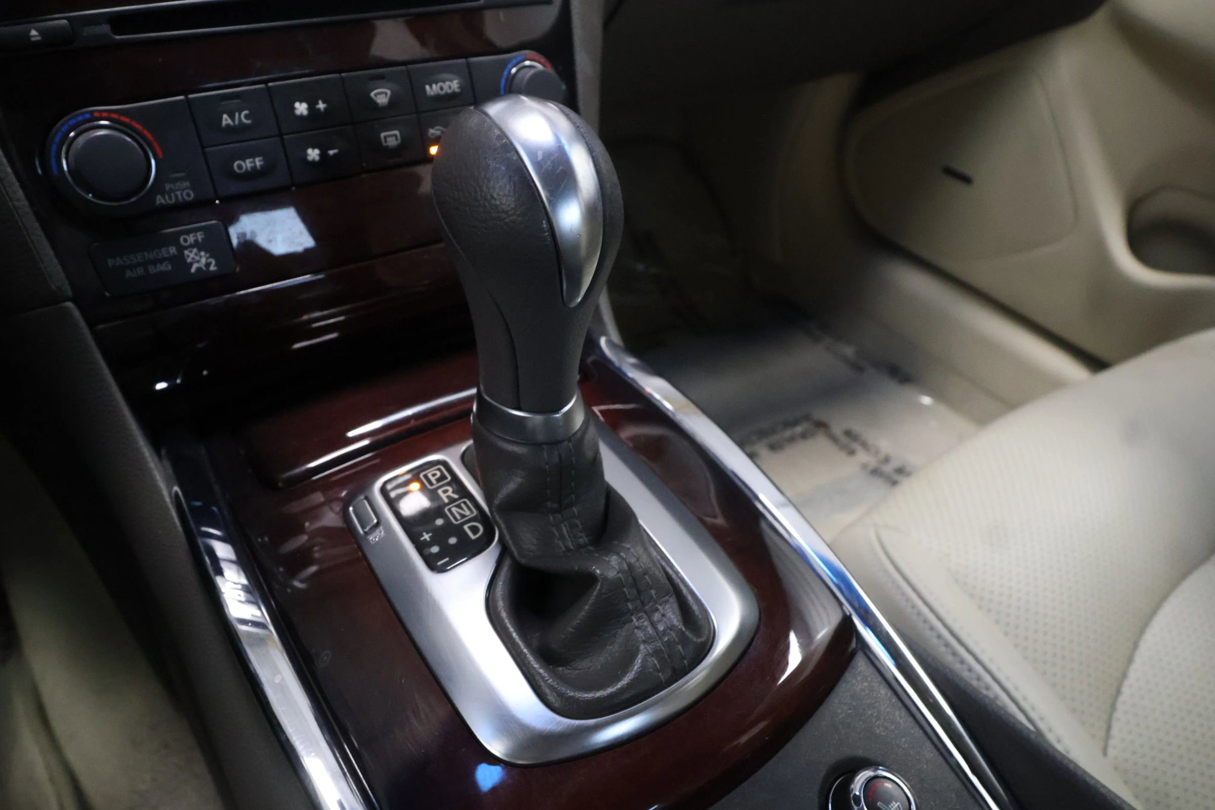 Used 2011 INFINITI G37 Journey w/ Premium Pkg image 22