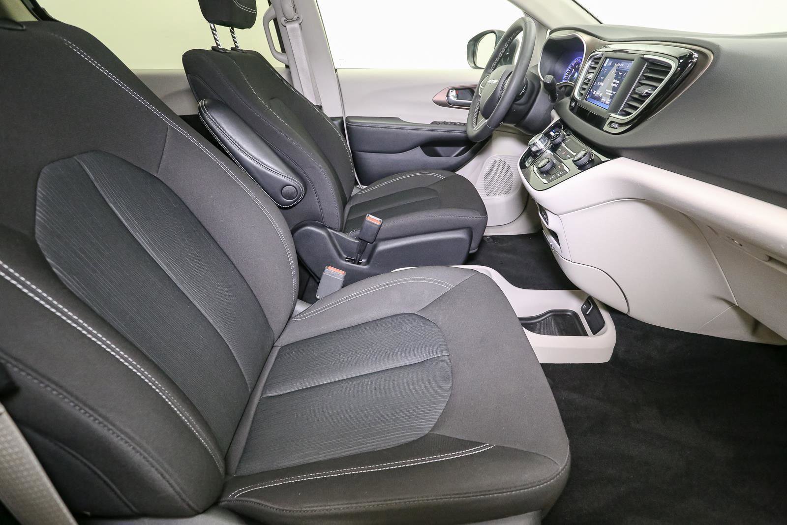 Used 2024 Chrysler Voyager LX image 19