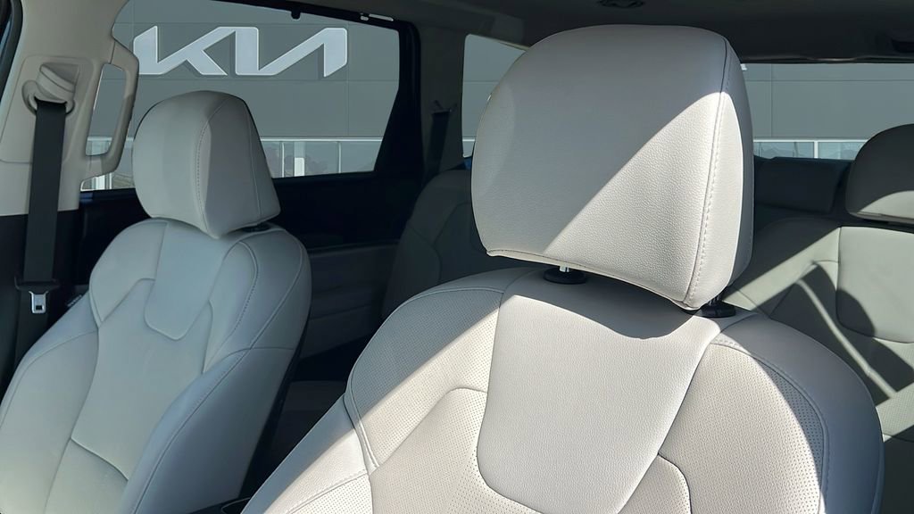 Used 2025 Kia Telluride EX w/ EX Captain's Chair Package image 11