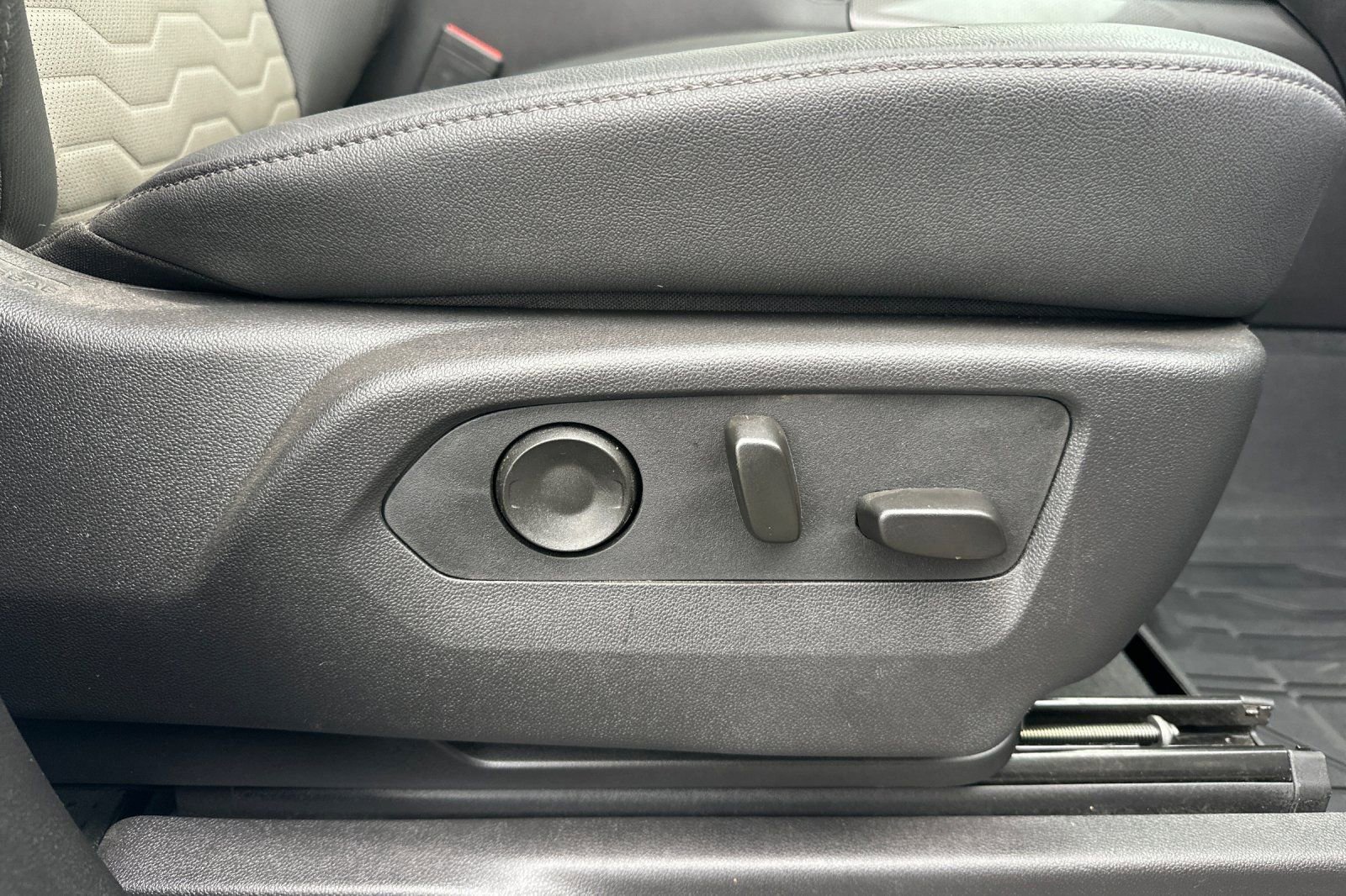 Used 2025 Chevrolet Silverado 1500 ZR2 w/ Technology Package image 21