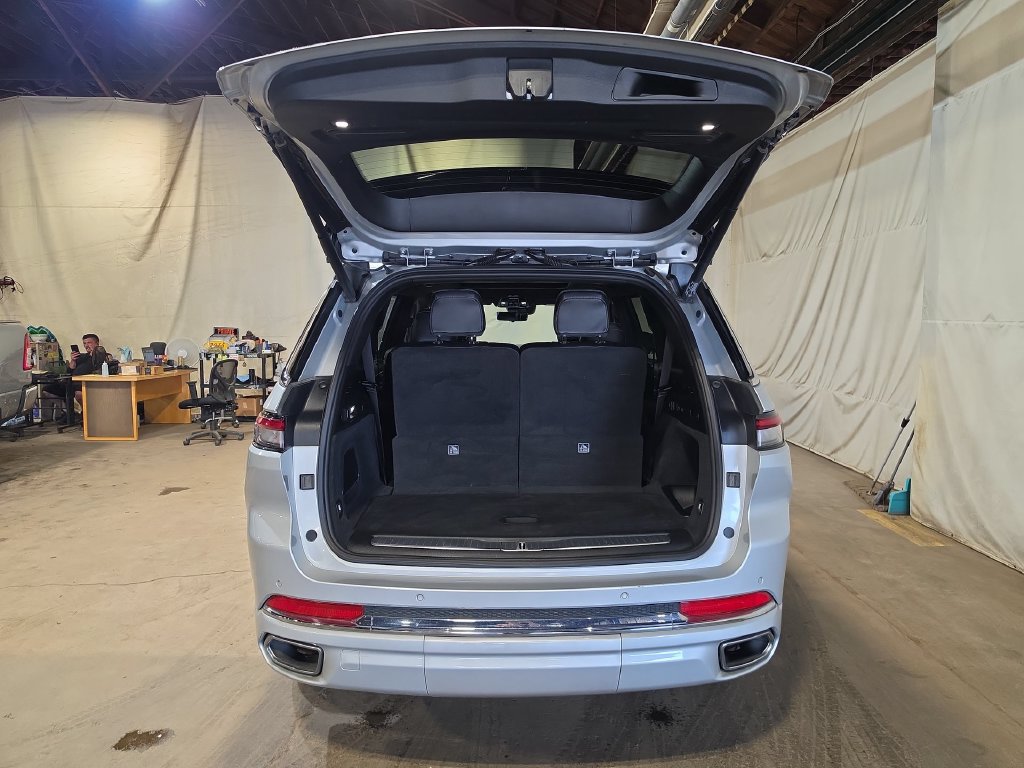 Used 2022 Jeep Grand Cherokee L Overland w/ Luxury Tech Group IV AWD/4WD image 21