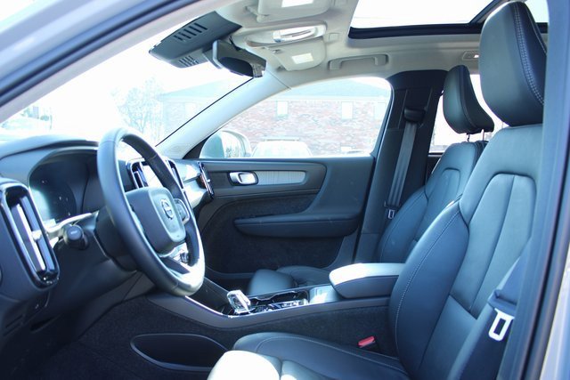 Used 2025 Volvo XC40 B5 Plus image 13