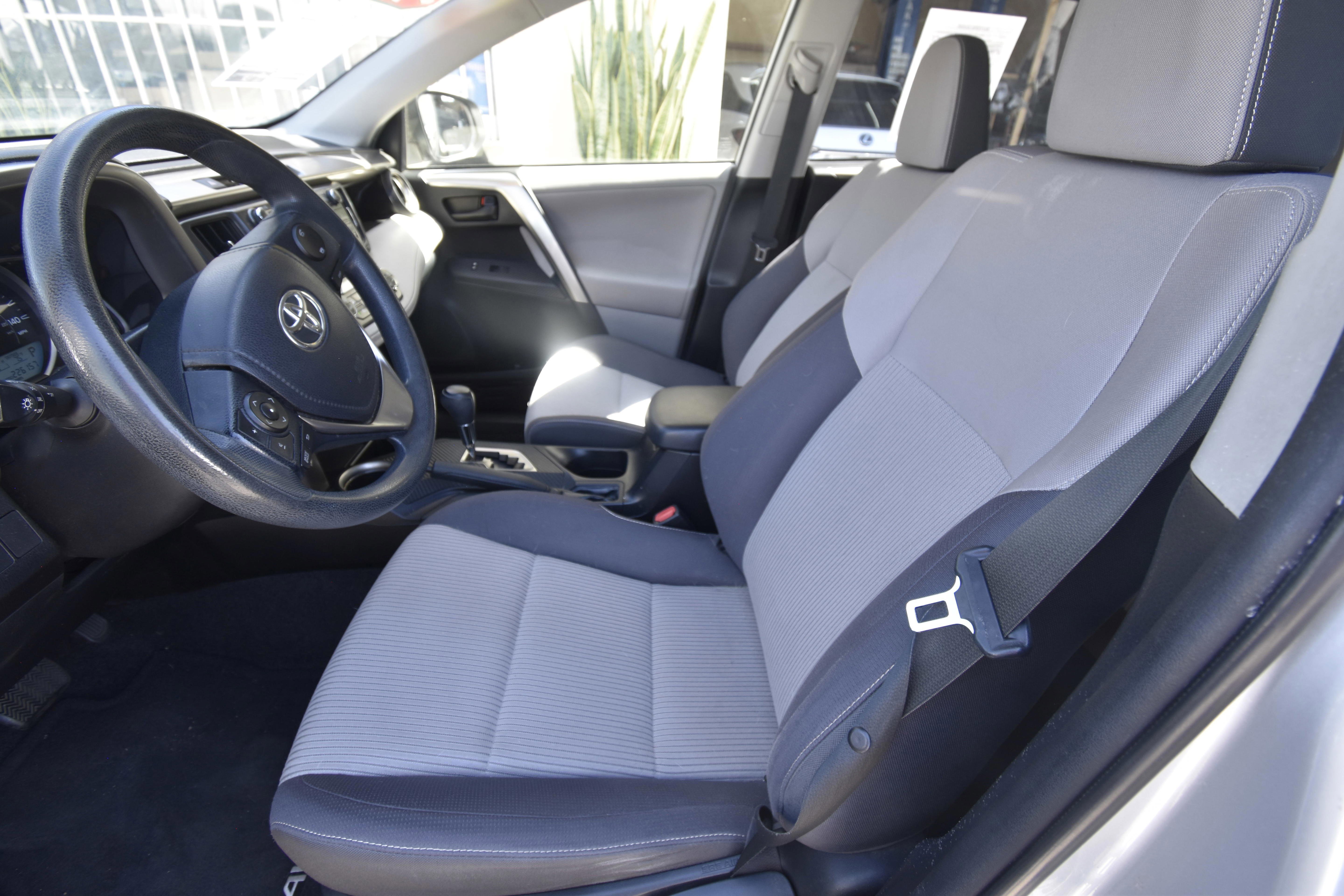 Used 2013 Toyota RAV4 XLE FWD image 2