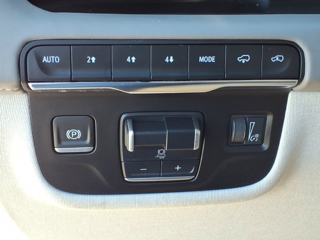 Used 2022 Cadillac Escalade Sport Platinum w/ LPO, ONYX Package AWD/4WD image 23