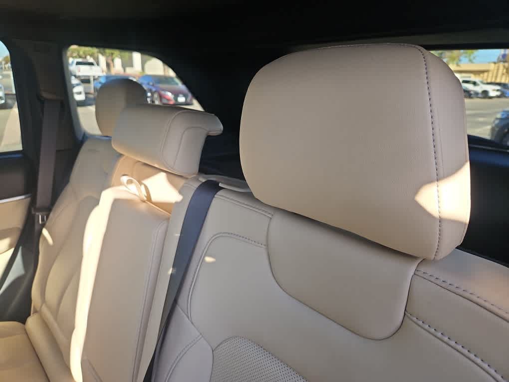 Used 2023 Jeep Grand Cherokee Limited w/ Luxury Tech Group II AWD/4WD image 10