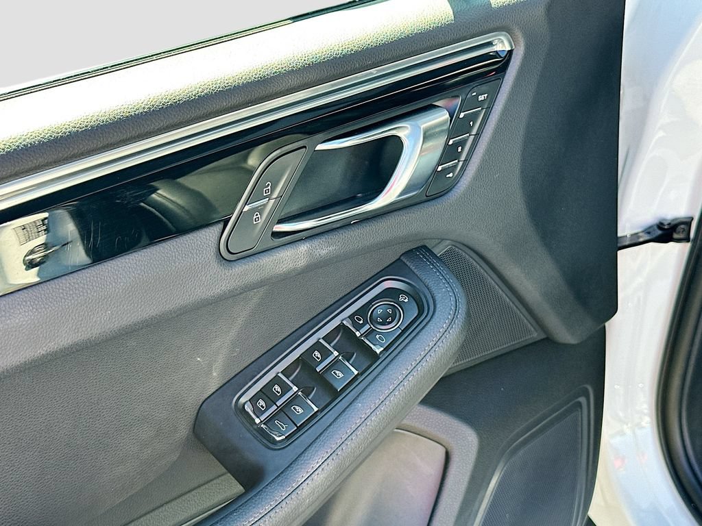 Certified 2023 Porsche Macan AWD/4WD image 20