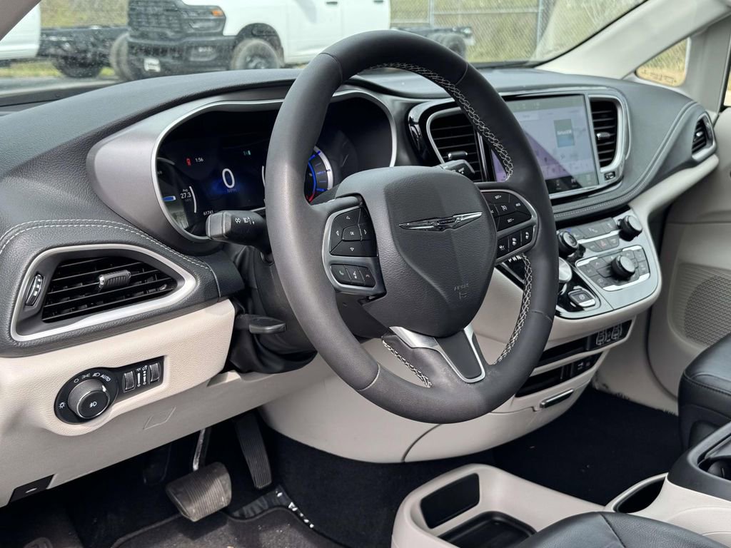Used 2022 Chrysler Pacifica Touring-L FWD image 3