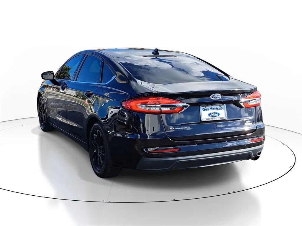 Used 2019 Ford Fusion SE image 2
