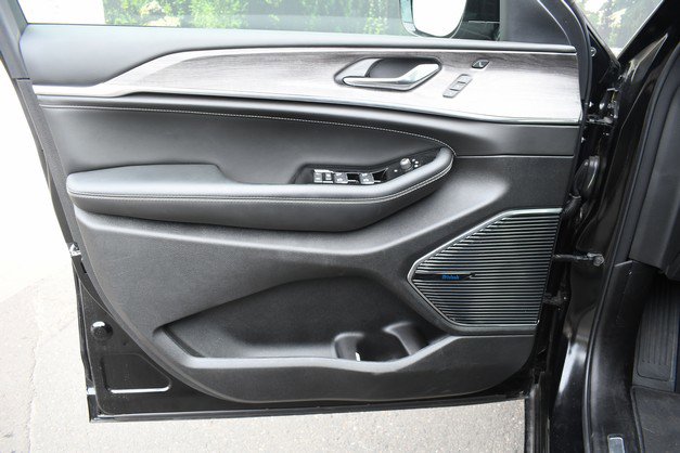 Used 2024 Jeep Grand Cherokee Overland w/ Advanced Protech Group III image 13