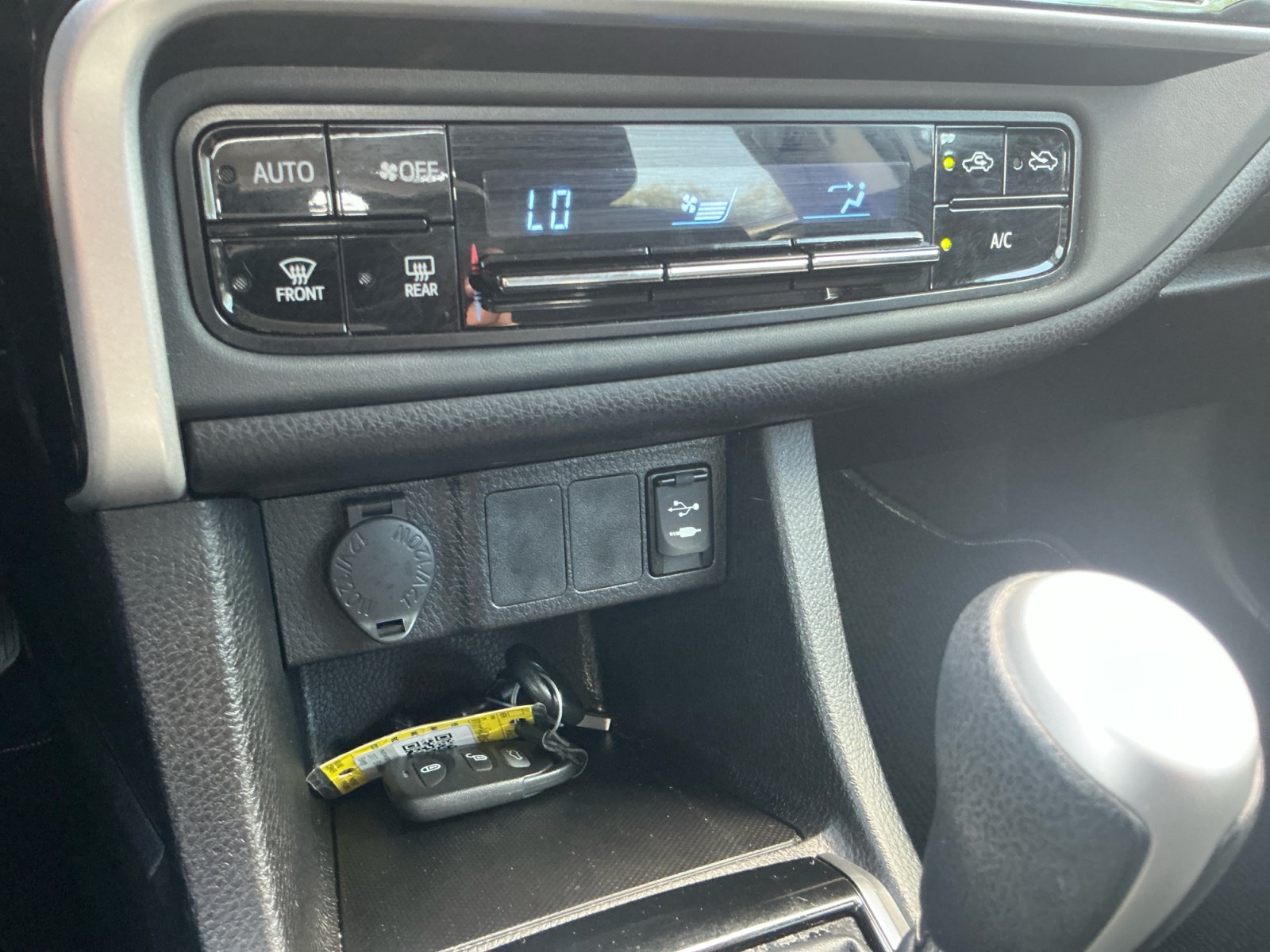 Used 2019 Toyota Corolla LE w/ Carpet Mat Package (TMS) FWD image 31