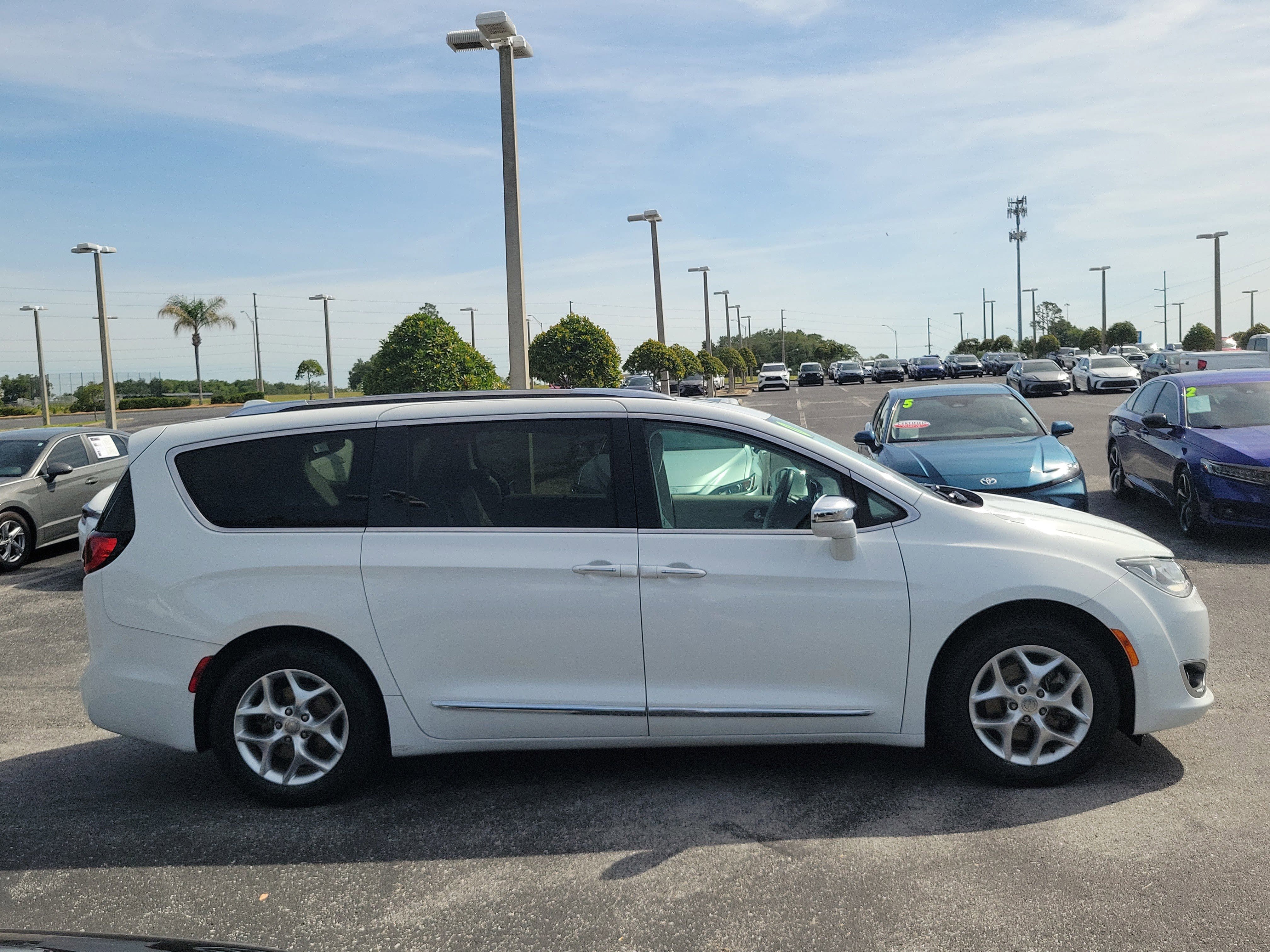 Used 2020 Chrysler Pacifica Limited FWD image 9