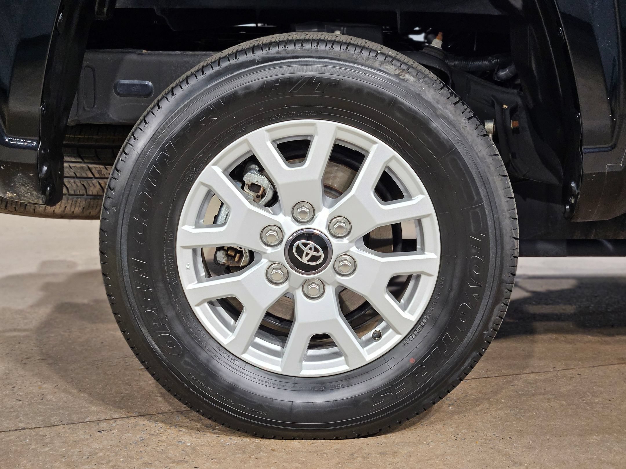 Used 2025 Toyota Tacoma SR5 AWD/4WD image 17
