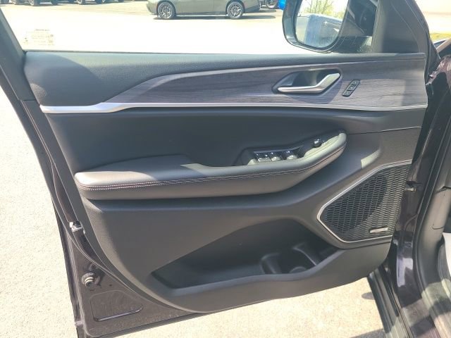 Used 2022 Jeep Grand Cherokee L Limited AWD/4WD image 9