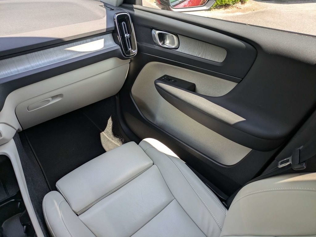 Certified 2025 Volvo XC40 B5 Plus AWD/4WD image 17