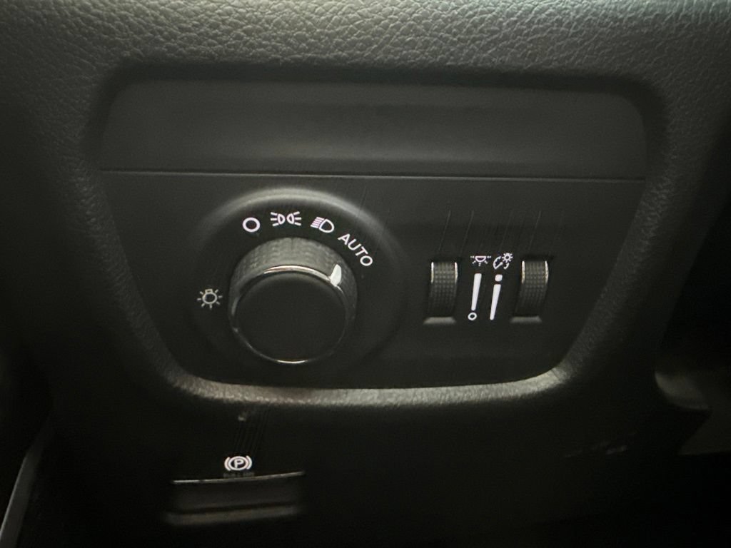 Used 2021 Jeep Grand Cherokee L Laredo w/ Luxury Tech Group I AWD/4WD image 16