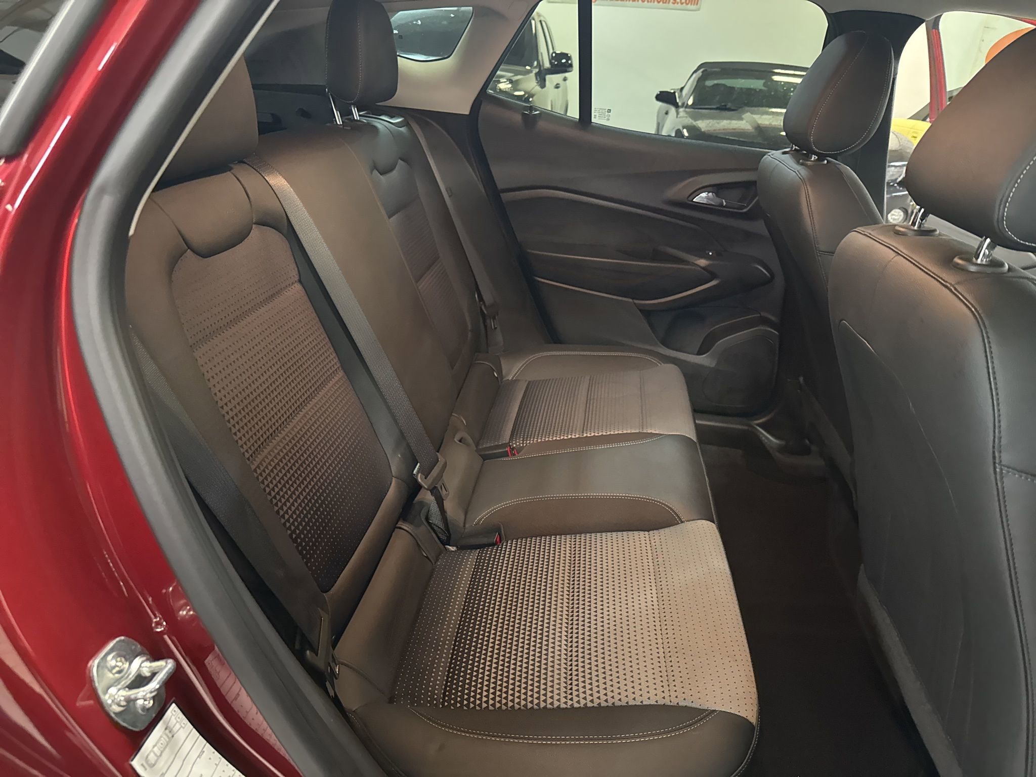 Used 2025 Chevrolet Trax LT w/ LT Convenience Package image 18