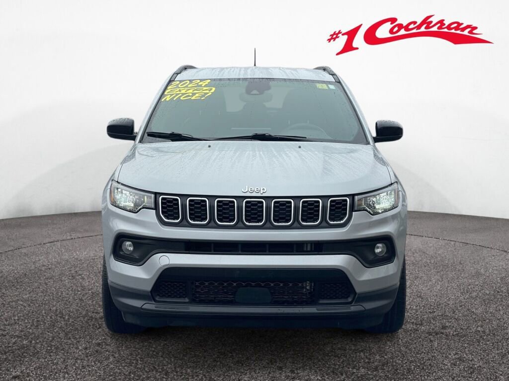 Used 2024 Jeep Compass Latitude image 30