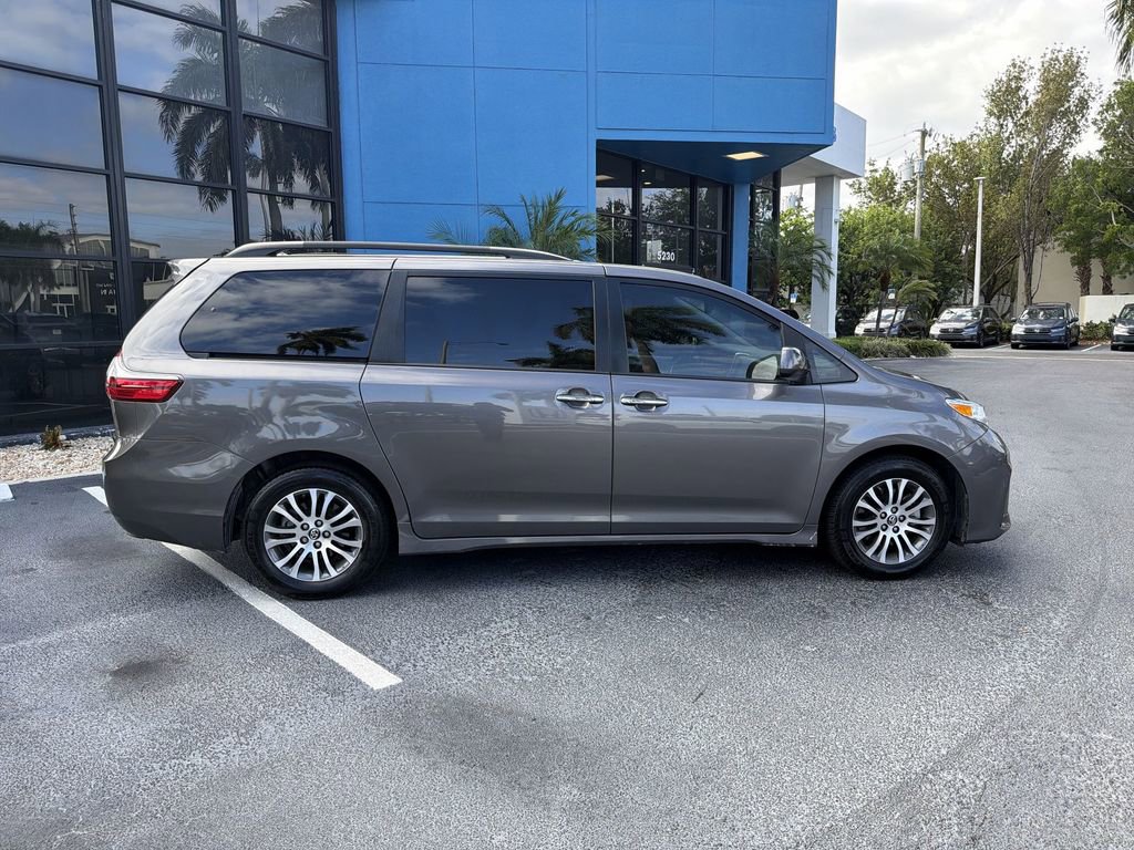 Used 2019 Toyota Sienna XLE w/ XLE Navigation Package FWD image 9
