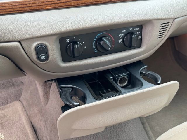 Used 2005 Ford Crown Victoria image 24