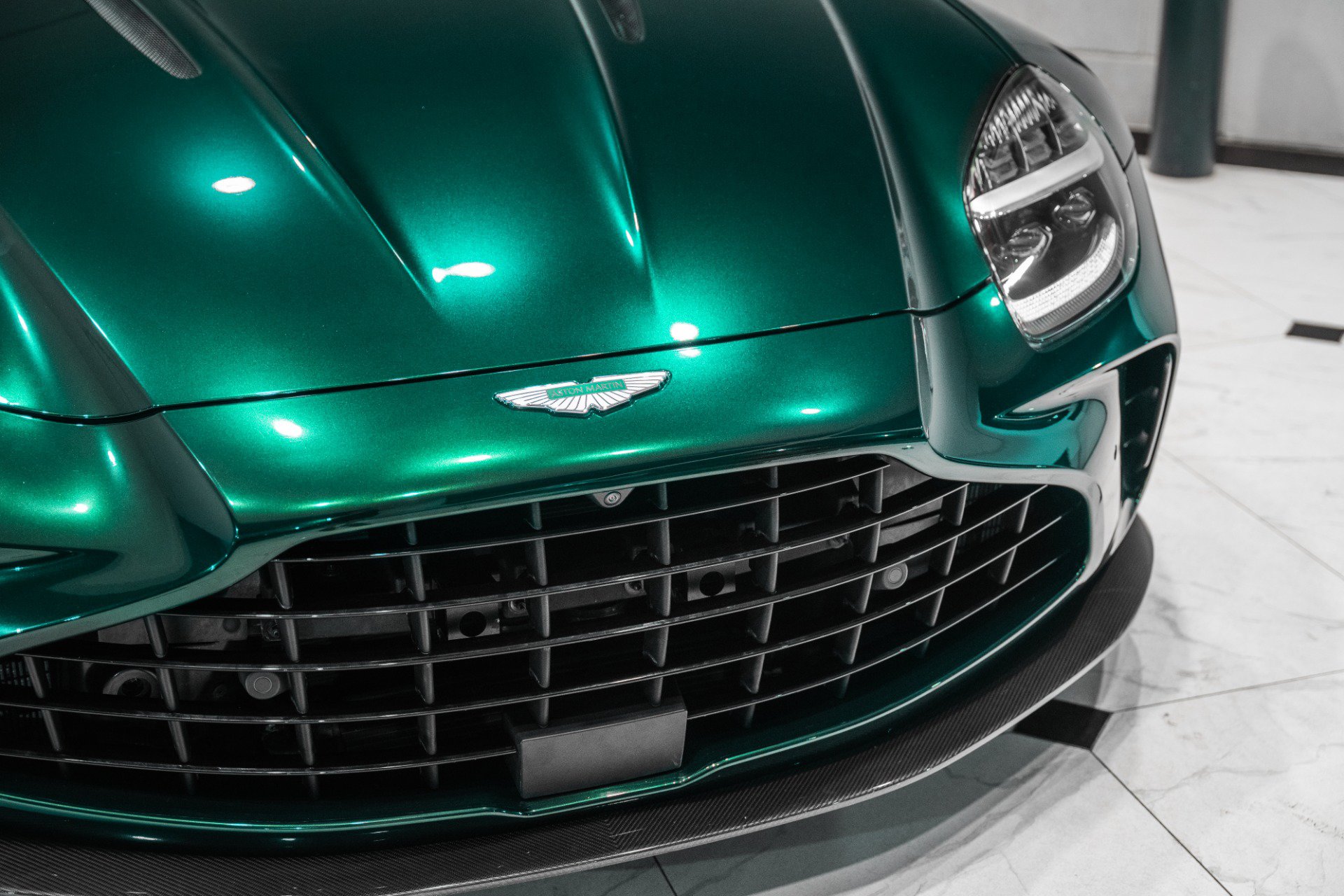 Used 2025 Aston Martin V8 Vantage Coupe RWD image 41