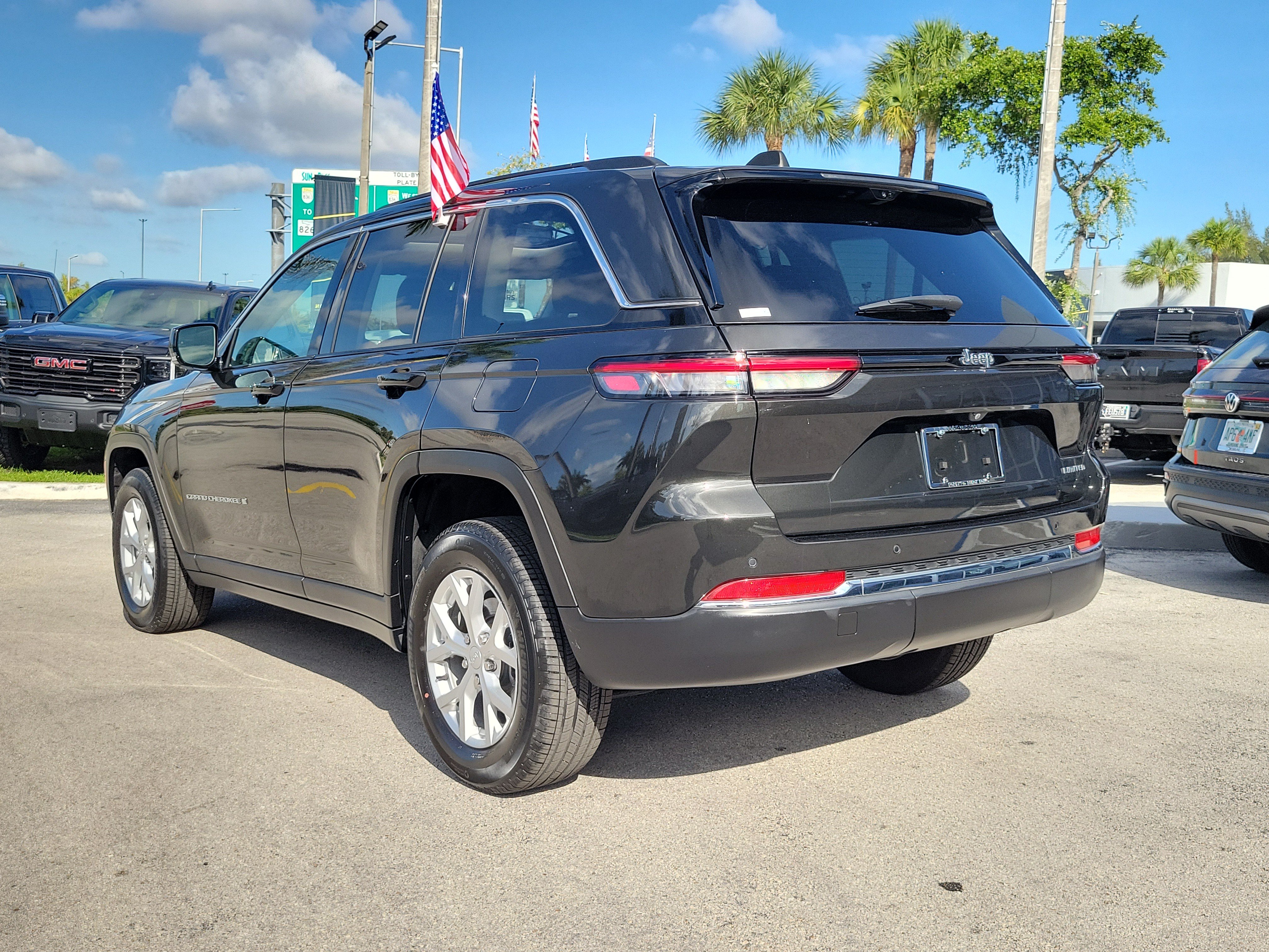 Used 2024 Jeep Grand Cherokee Limited w/ Luxury Tech Group II RWD image 7