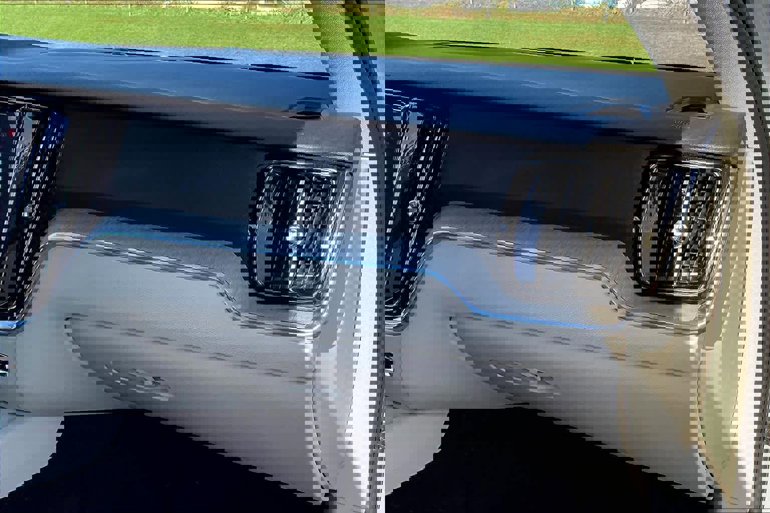 Used 2024 Volvo V60 B5 Cross Country Plus image 19