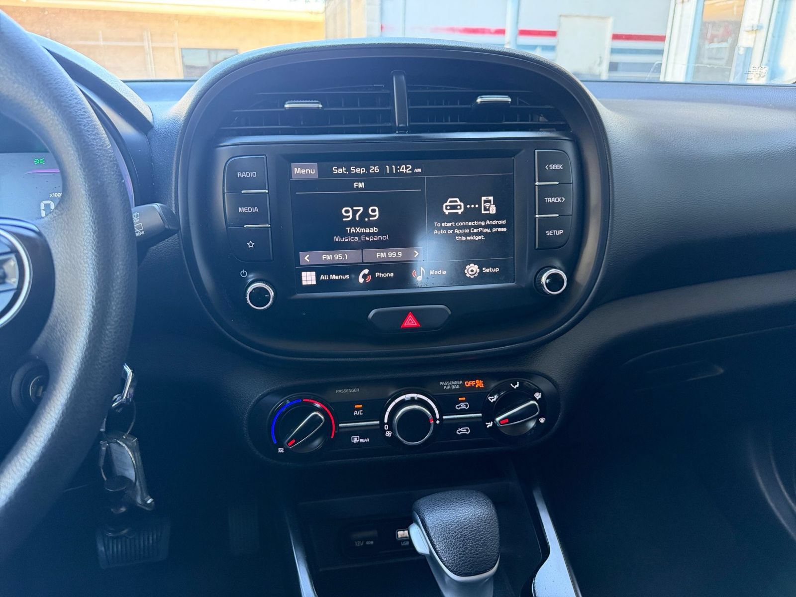 Used 2025 Kia Soul LX w/ LX Technology Package FWD image 16