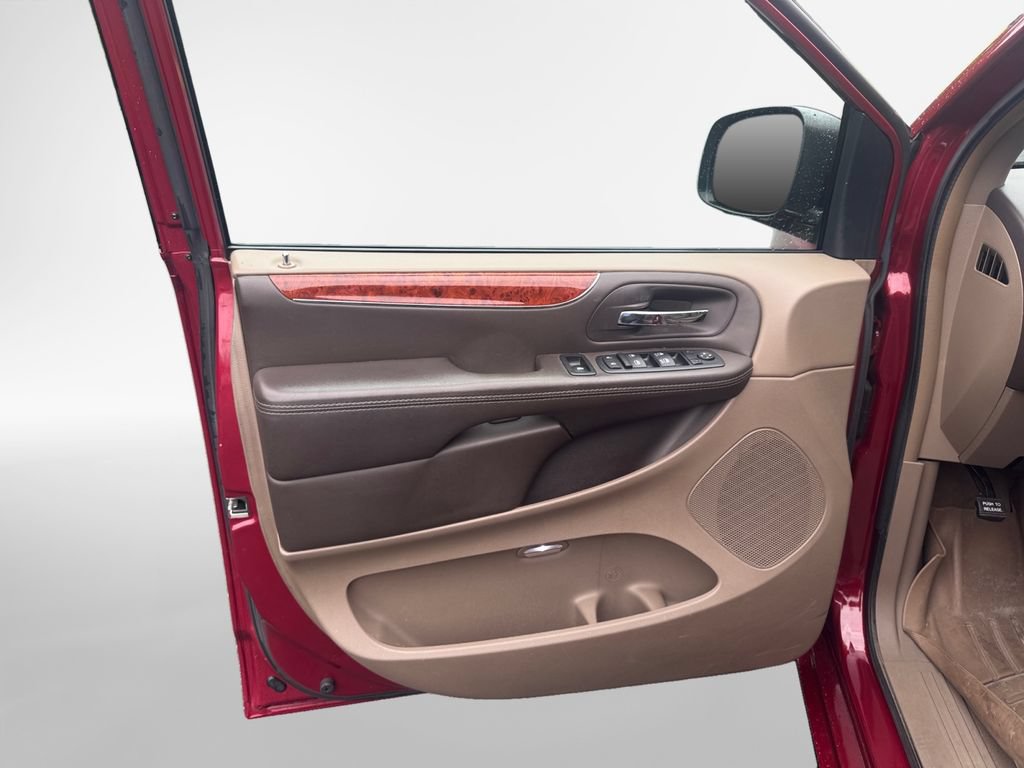 Used 2016 Chrysler Town & Country Touring FWD image 14
