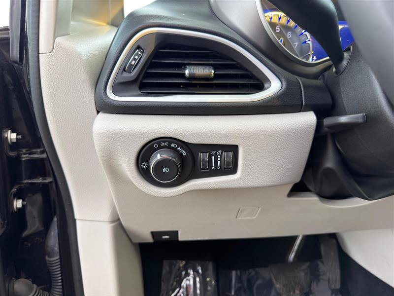 Used 2024 Chrysler Pacifica Touring-L FWD image 12