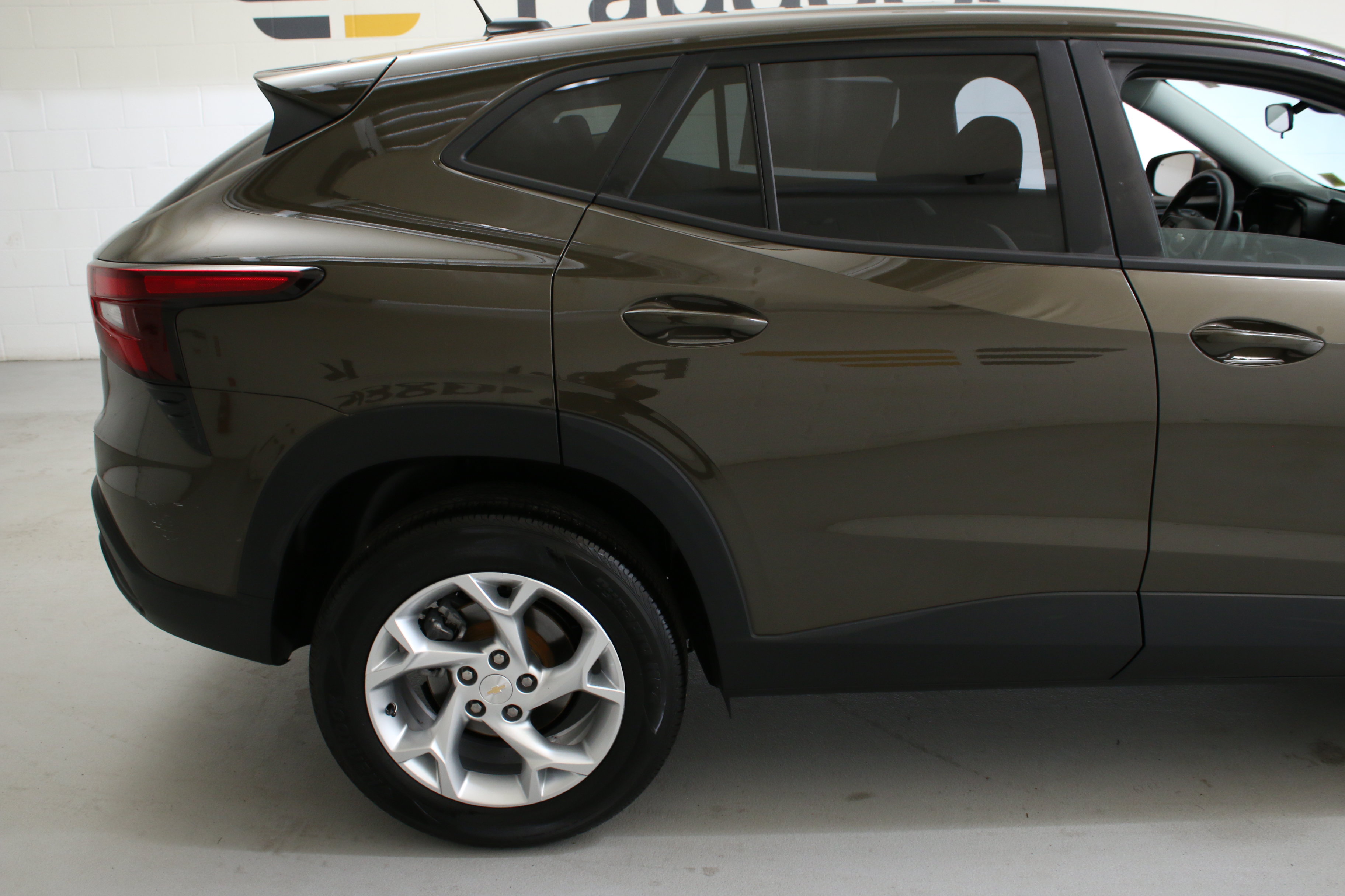 Used 2024 Chevrolet Trax LS w/ LS Convenience Package FWD image 9