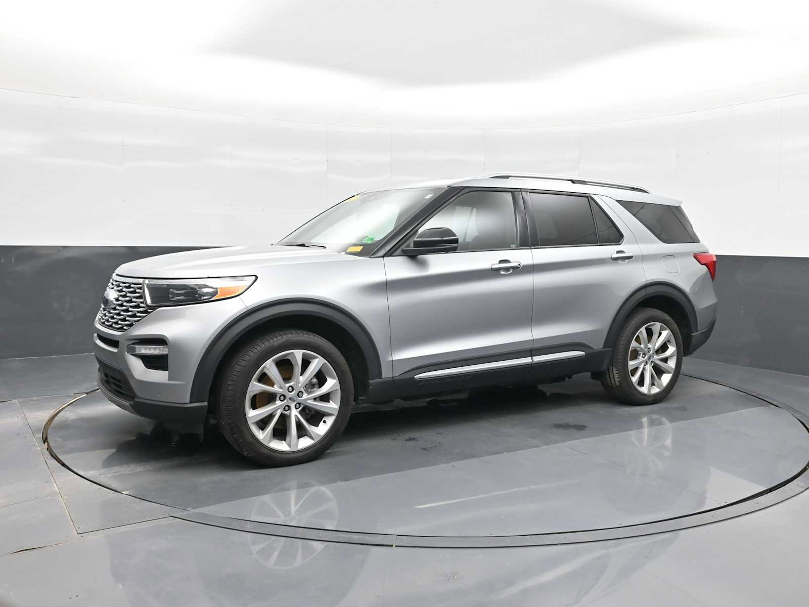 Used 2022 Ford Explorer Platinum w/ Technology Package image 2