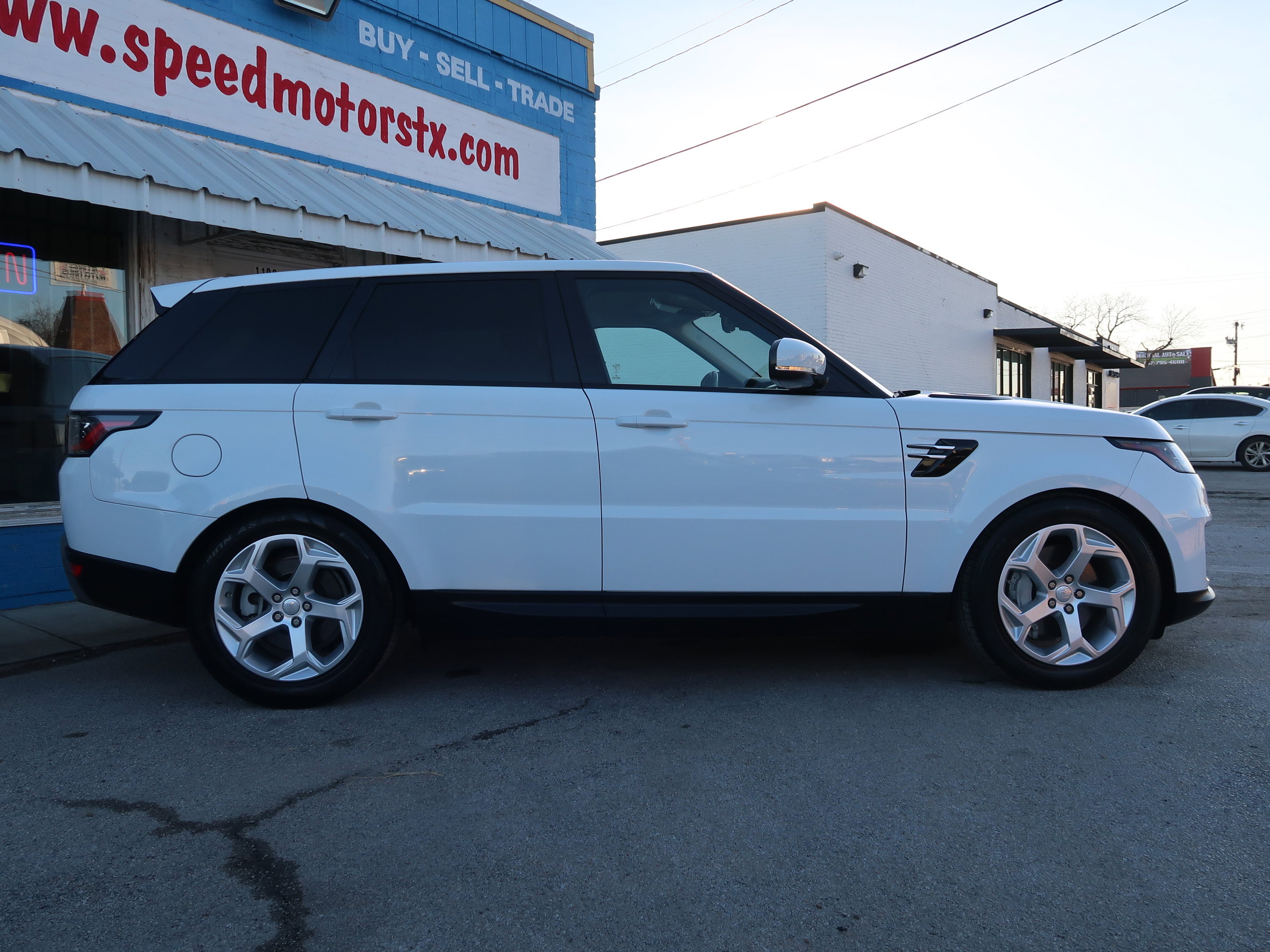 Used 2018 Land Rover Range Rover Sport SE image 4