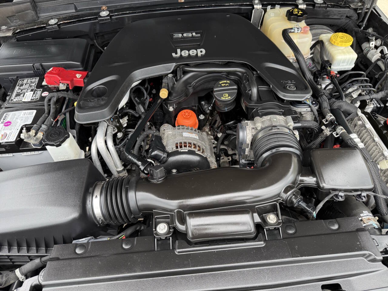 Used 2019 Jeep Wrangler Unlimited Sahara w/ Uconnect 4C Nav & Sound Group AWD/4WD image 9