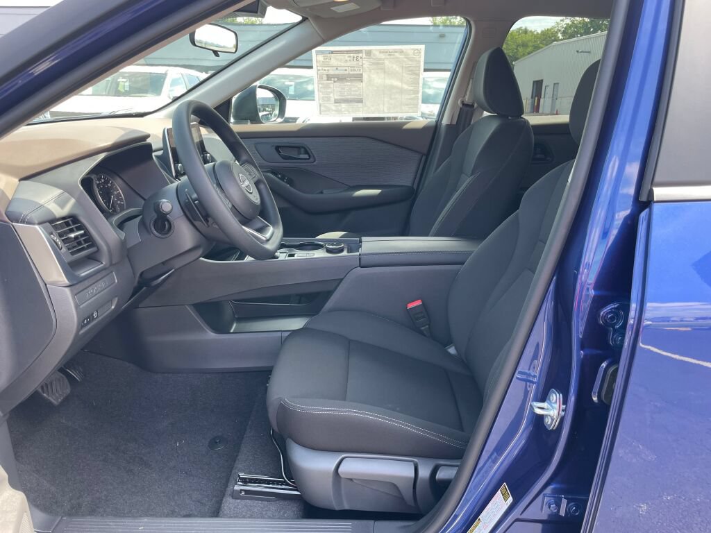 Used 2023 Nissan Rogue S AWD/4WD image 7