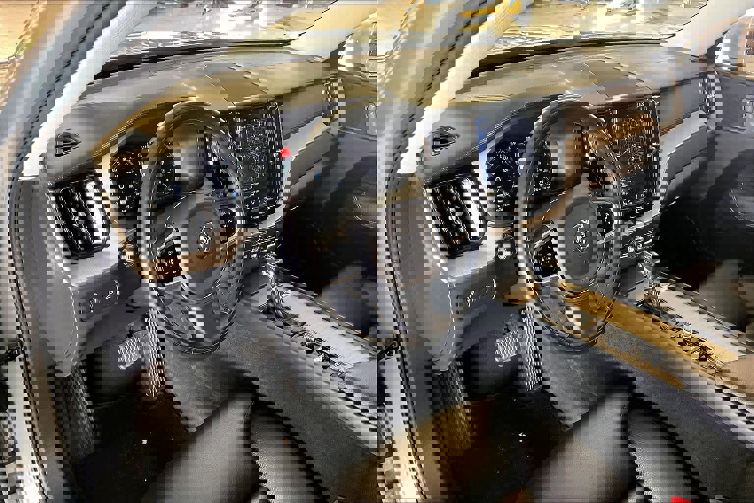 Used 2018 Volvo XC60 T5 Inscription w/ Convenience Package image 16